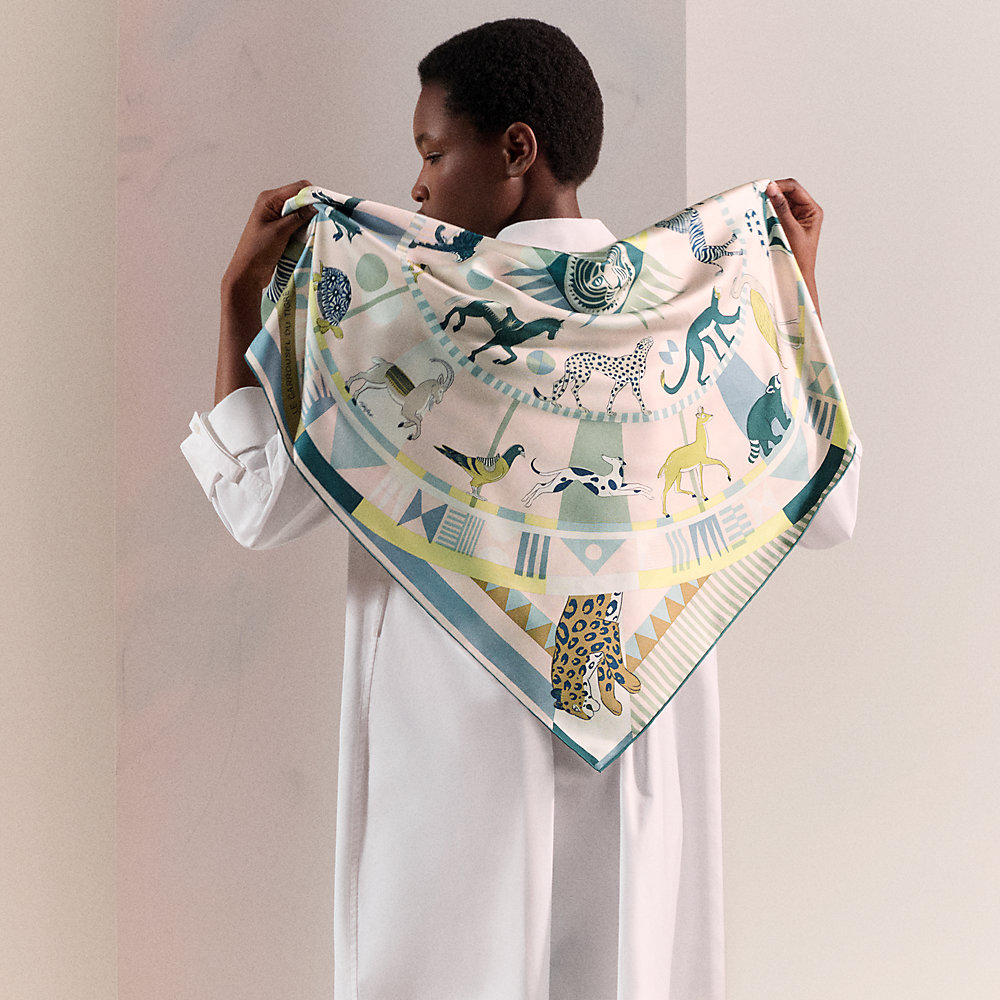 王者之虎的旋转木马”90方巾- 玫瑰色| Hermès - 爱马仕官网